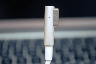 AppleのMagSafeは磁石でくっつきます。